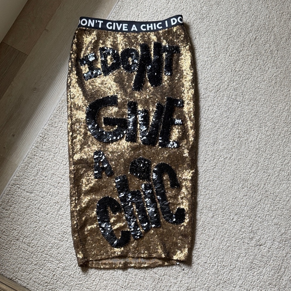 Chic Gold Sequin Midi Skirt with Black Lettering